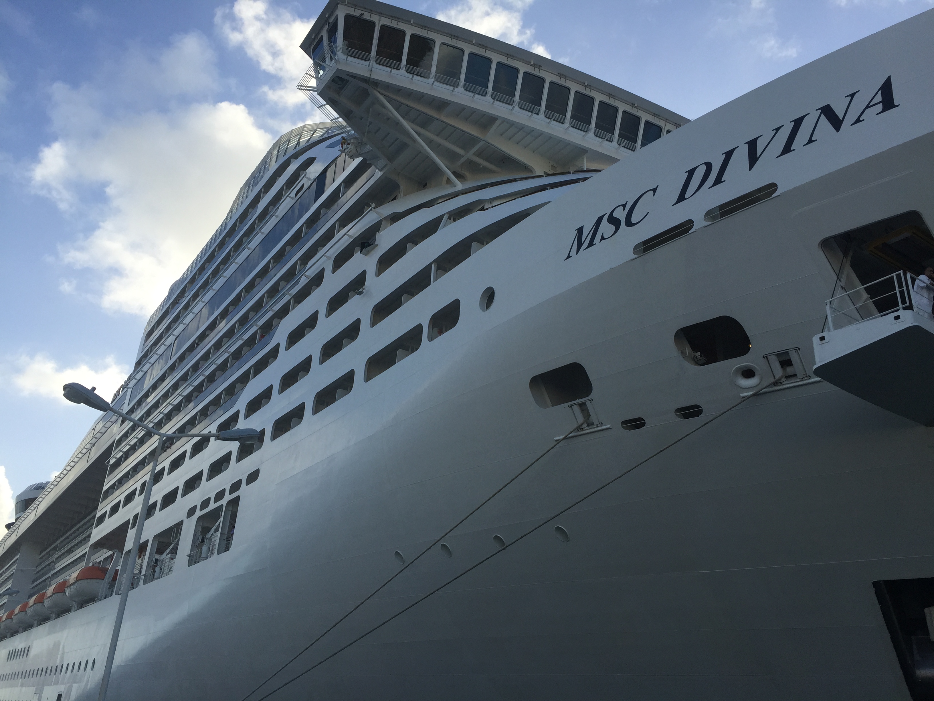 Crucero MSC Divina en el Puerto de Saint Marteen