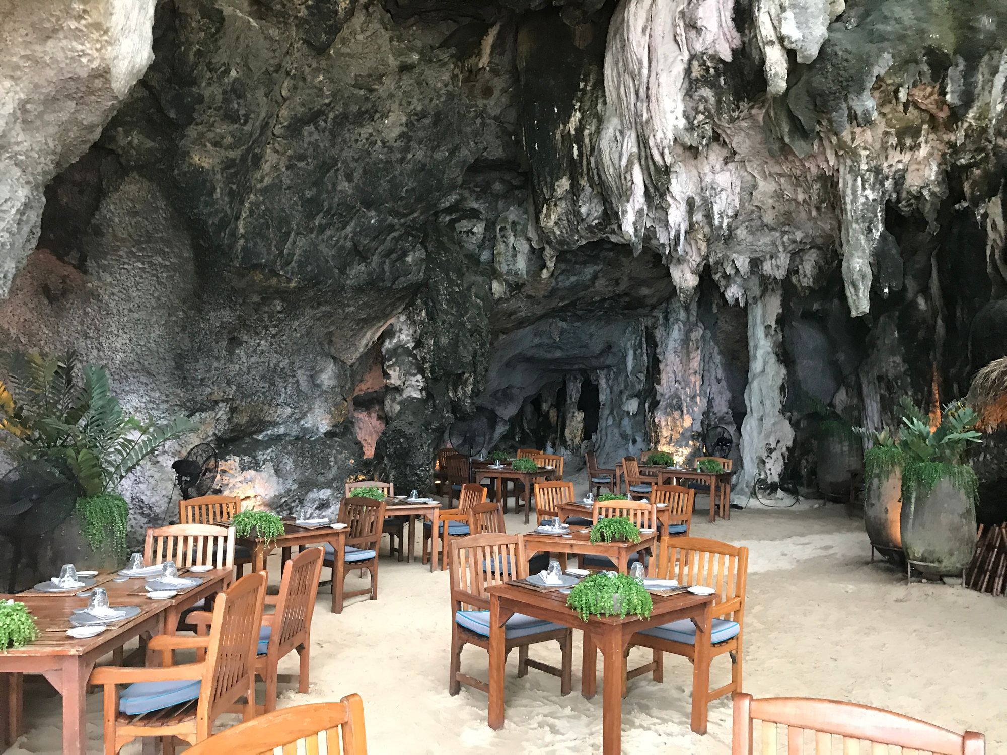 Almorzando en el multiviral restaurante The Grotto