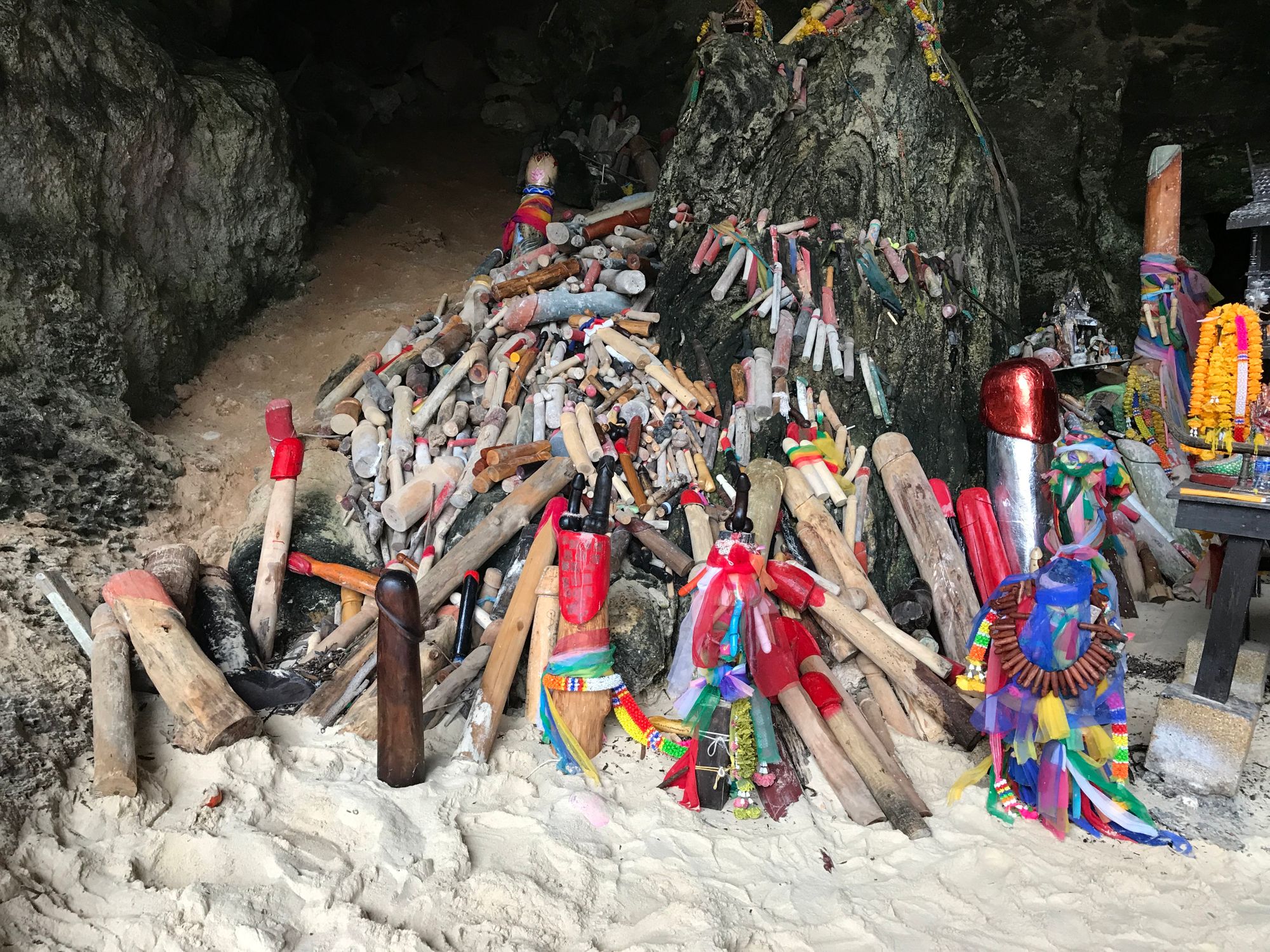 La cueva de la diosa o la fertilidad. También conocida como la cueva de los penes.