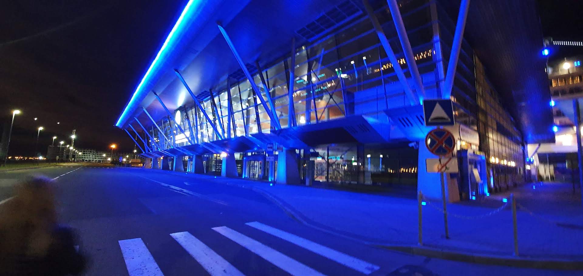 terminal de cruceros de San Petersburgo de noche