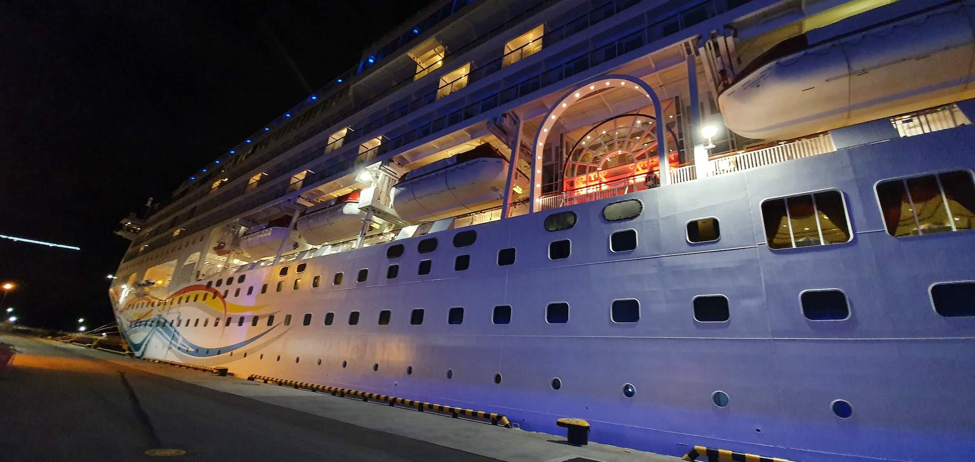 Norwegian Spirit fondeado en el puerto de San Petersburgo de Noche