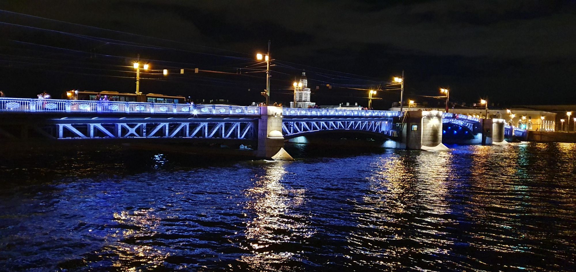 Los puentes iluminados de San Petersburgo