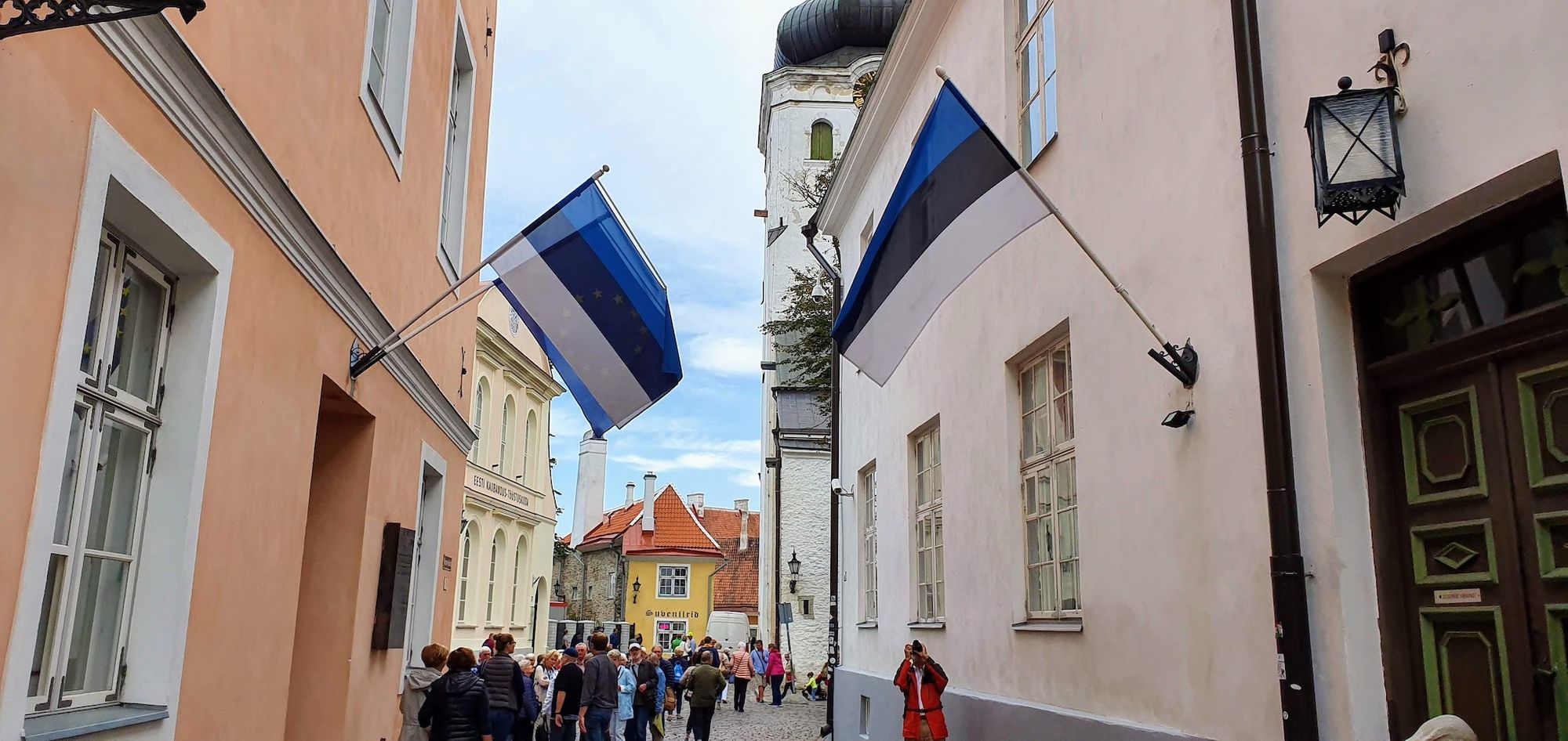 Banderas Estonias en las calles de Tallin