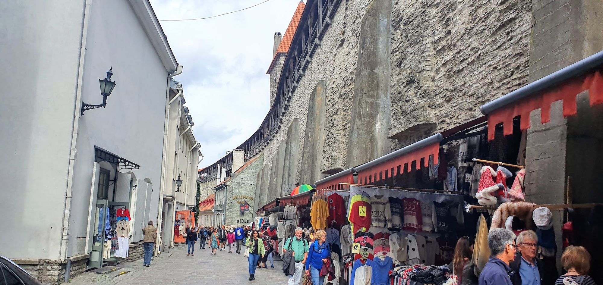 Otra vista de la muralla de Tallinn