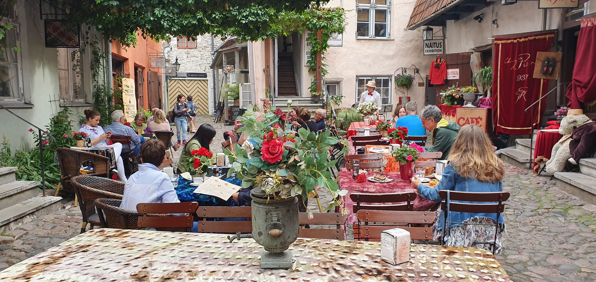 Bar en un callejón de Tallinn