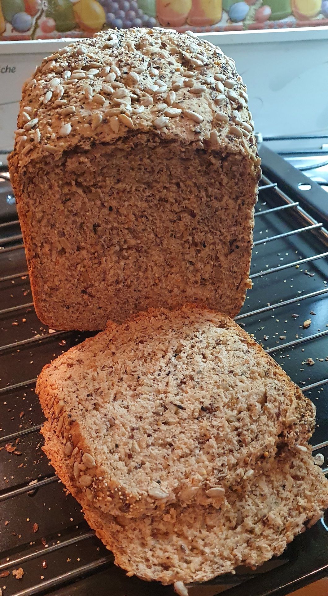 Pan multicereal semillado hecho en el horno de pan Atma 