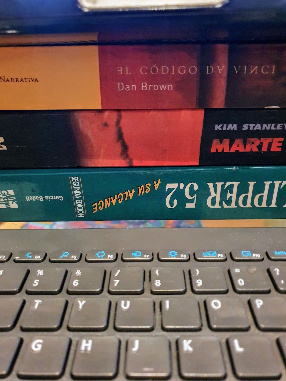 Usando provisoriamente unos libros para elevar la notebook a la altura de la vista