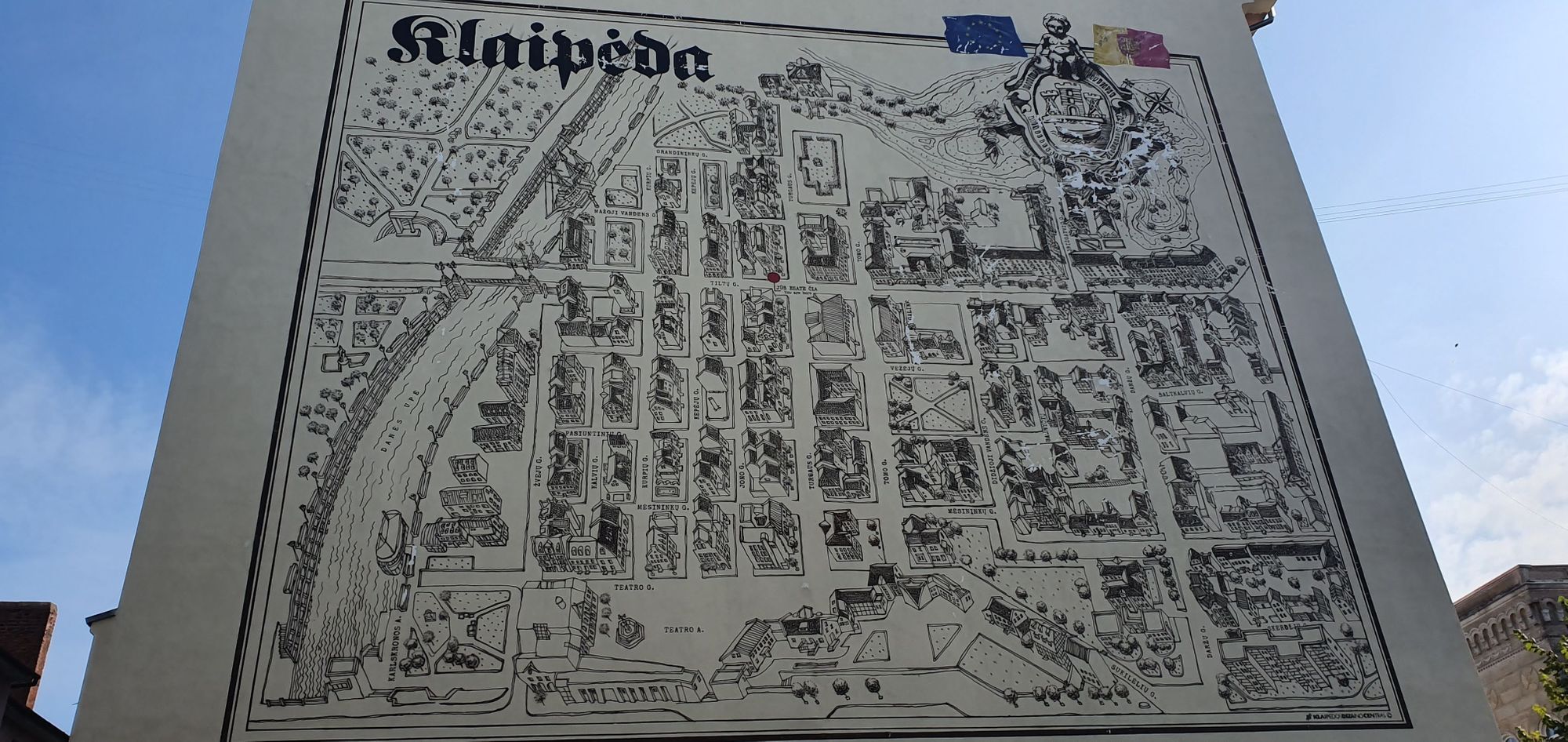 Mapa de Klaipėda en la parte de atrás de una de las casas de la ciudad vieja