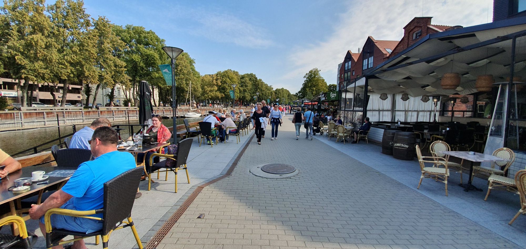 El paseo del Río Dane, en Klaipėda, Lituania