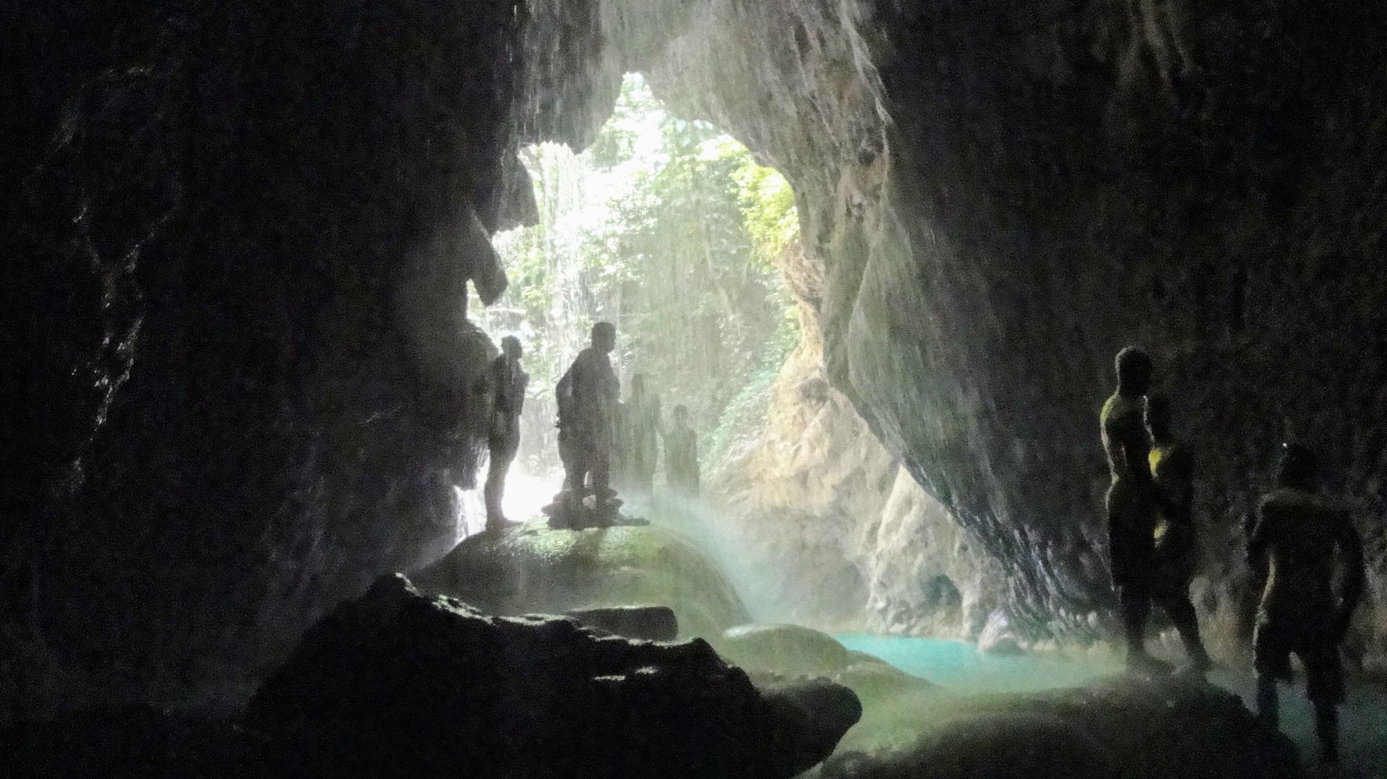 Cascadas y Río subterráneo poco conocido por turistas en camino a Port Antonio, Jamaica