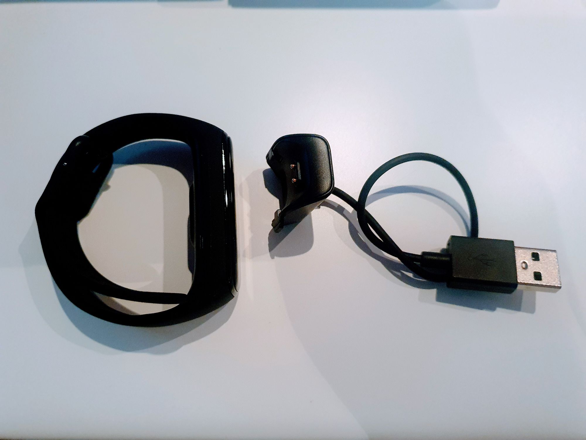 Pulsera y cargador, que viene en el embalaje inferior de la caja y kit completo de Galaxy fit 2