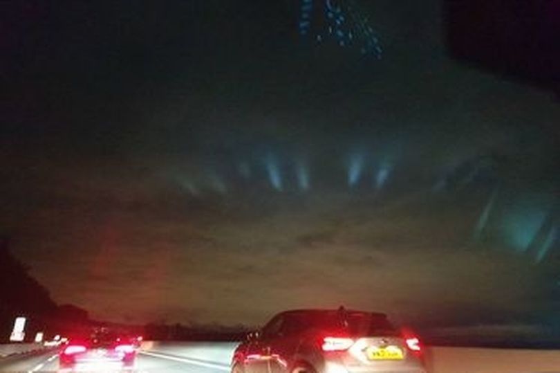 Foto de las luces misteriosas de Kelly Thompson desde la Autopista