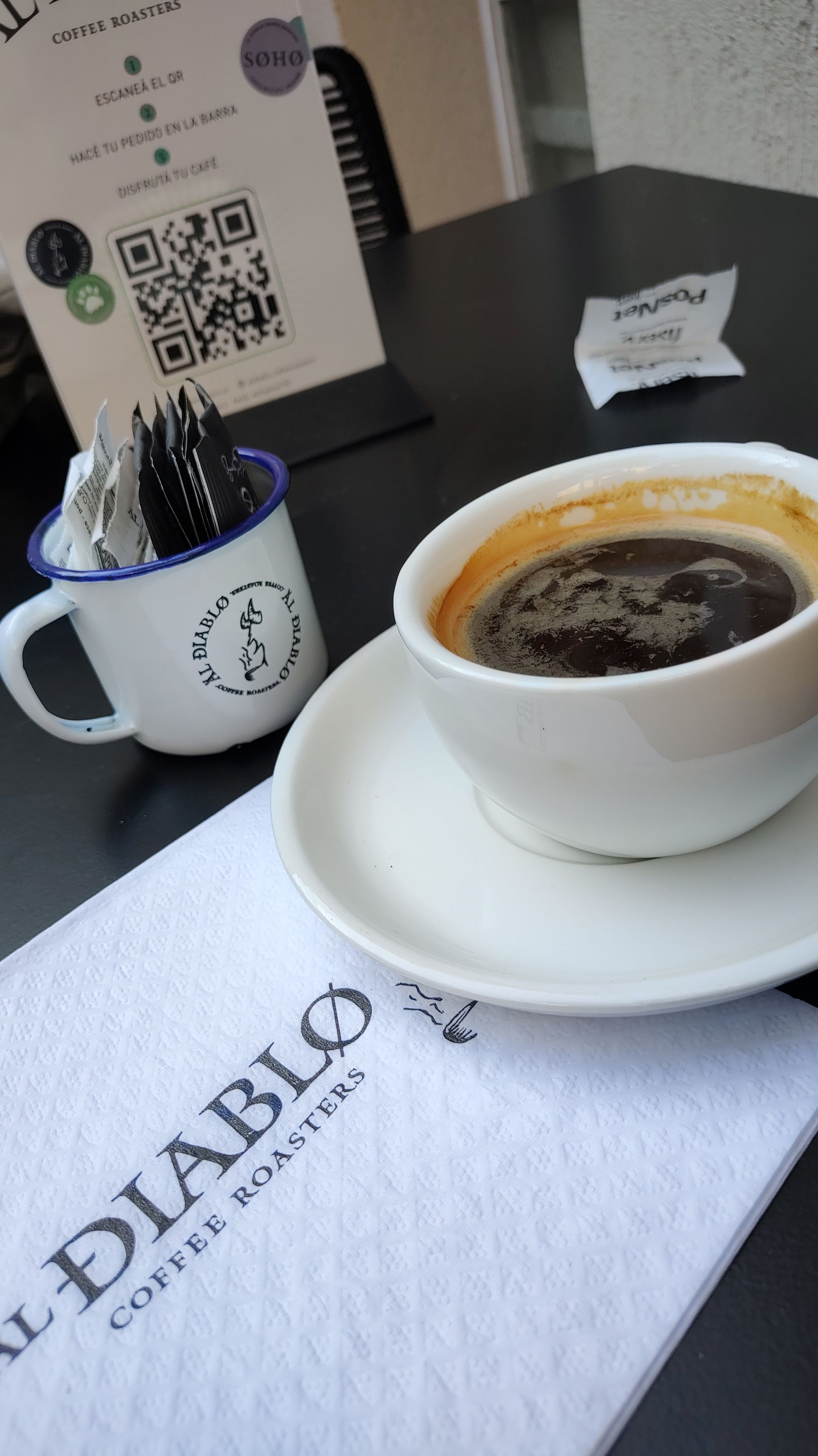 Café Americano en el Patio de Al Diablo Coffee Roasters