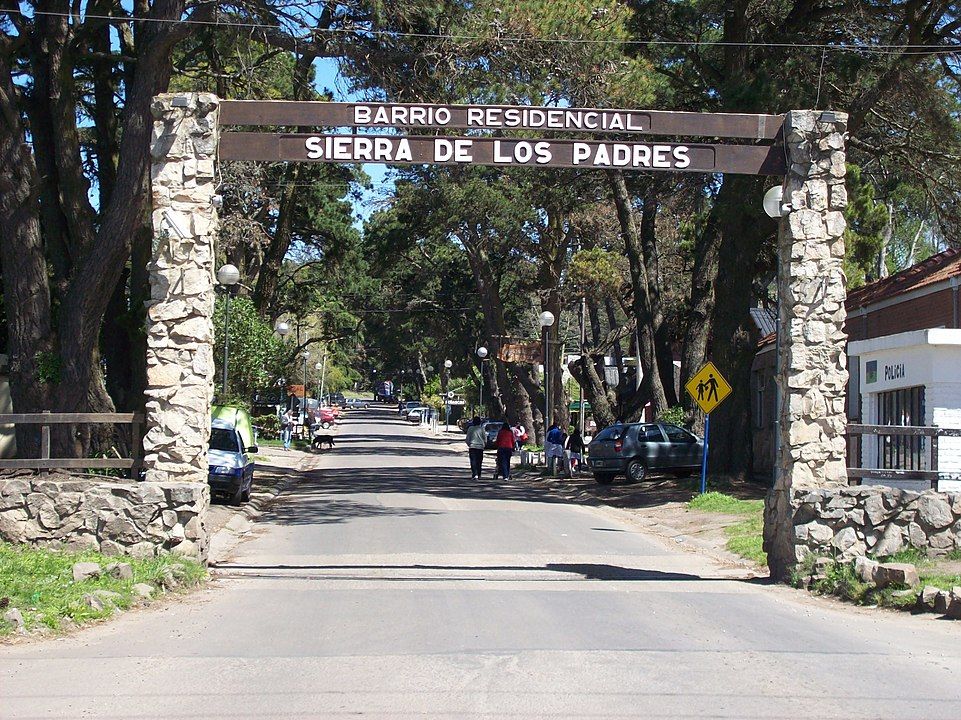 Entrada al Barrio Residencial Sierra de los Padres