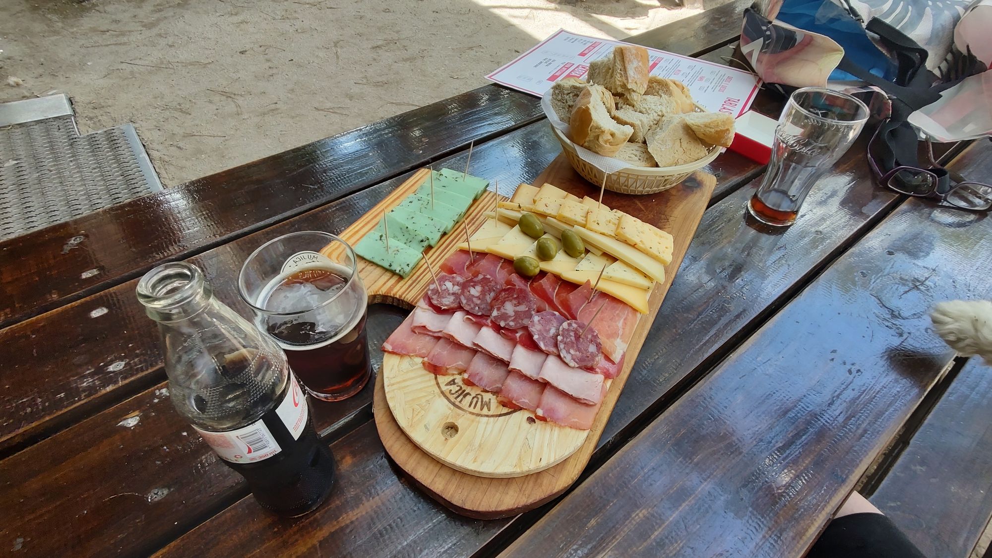 Tabla Mujica con extra de queso gouda al pesto de albahaca y una pinta de honey.