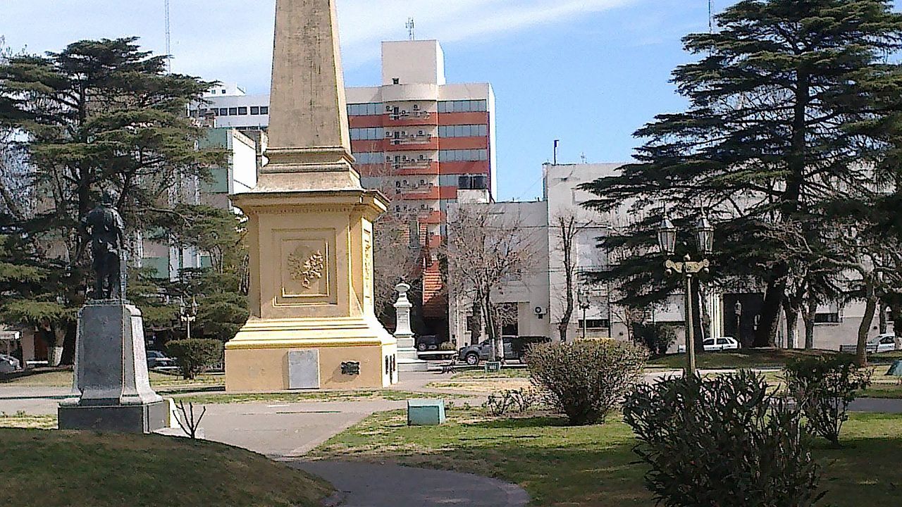 Plaza Castelli. Dolores, Argentina. Plaza del centro de la ciudad, rodeada por la Escuela Normal, el Municipio y la Iglesia.