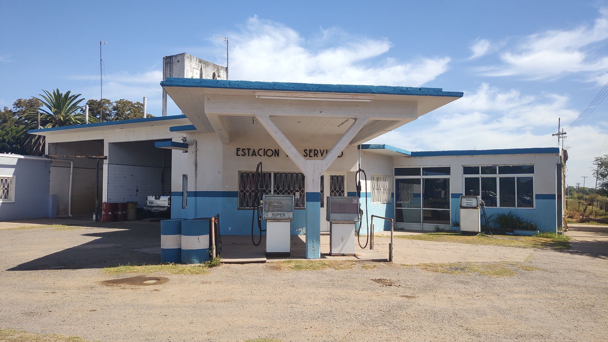 Antigua estación de servicio en el pueblo rural de Villa Ruiz. Partido de San Andrés de Giles