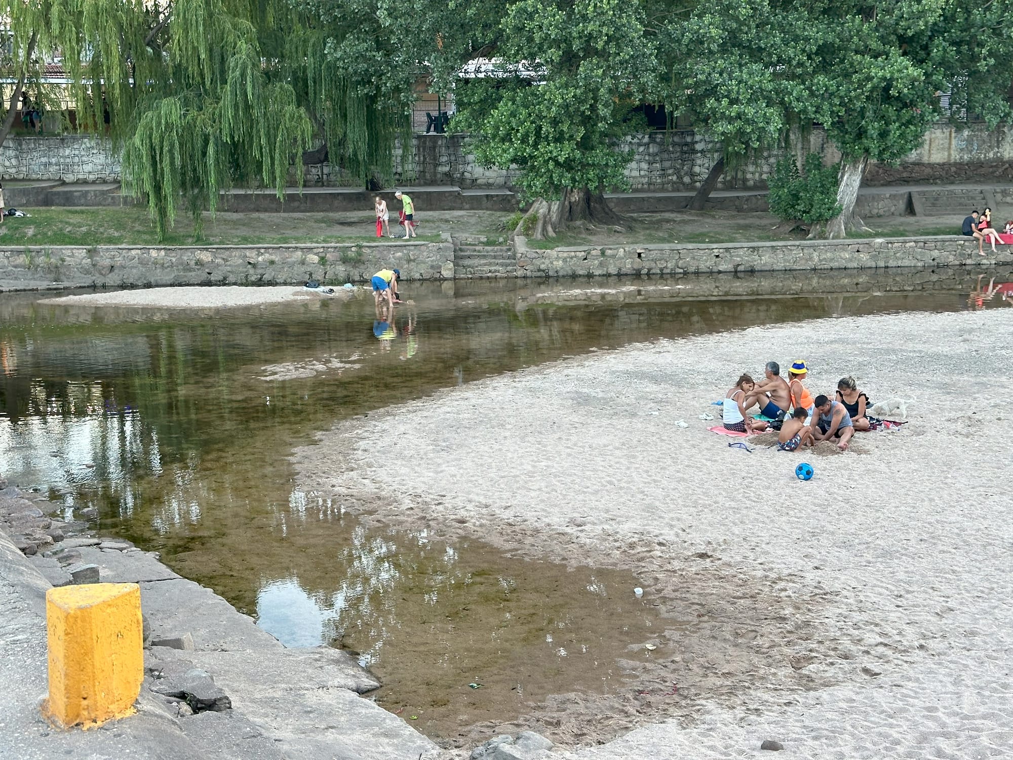 Playa del centri de Mina Clavero, cerca del puente de la Avenida San Martín