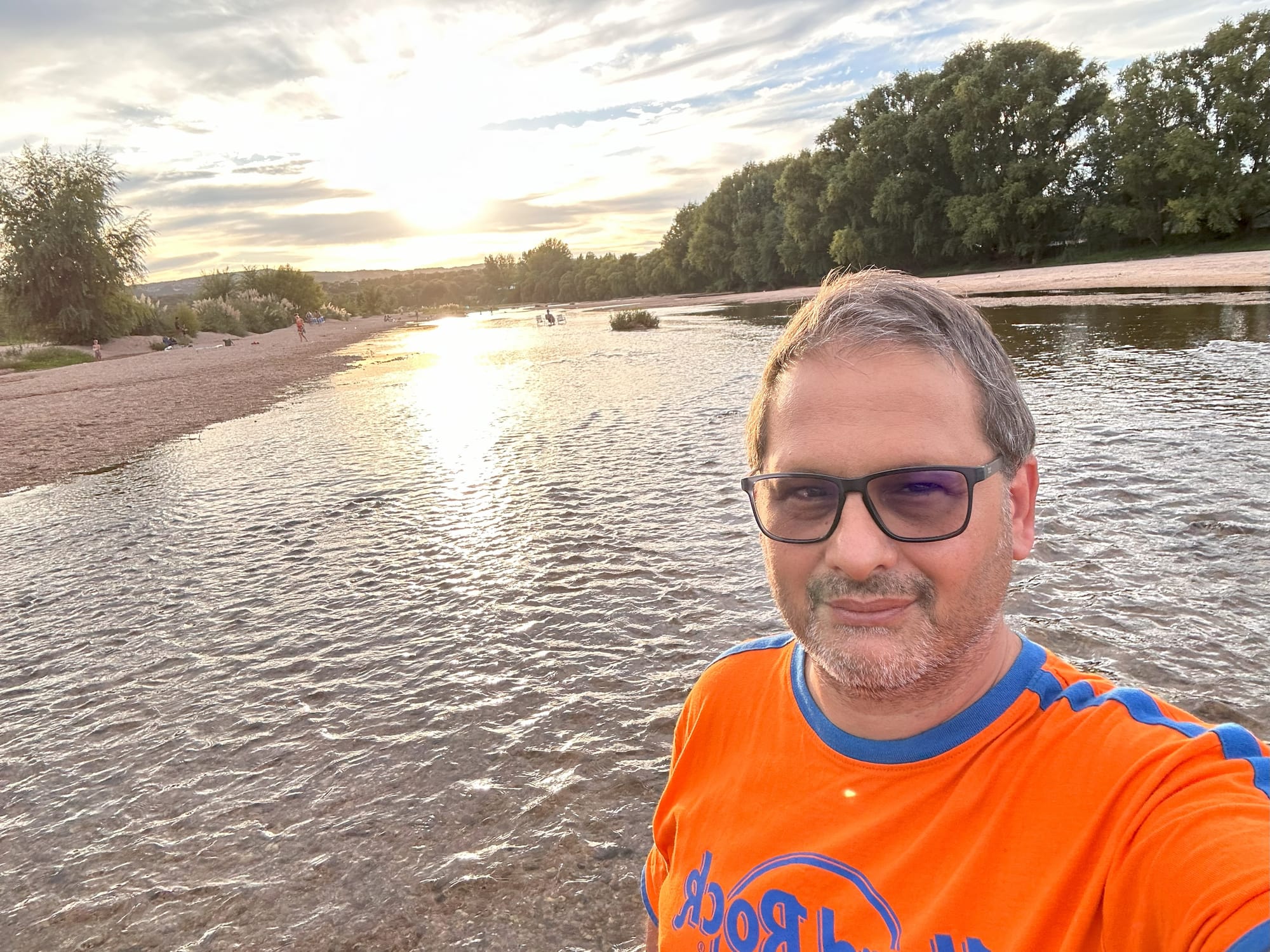 Selfie en el Río Los Sauces, Mina Clavero, Córdoba, al atardecer.