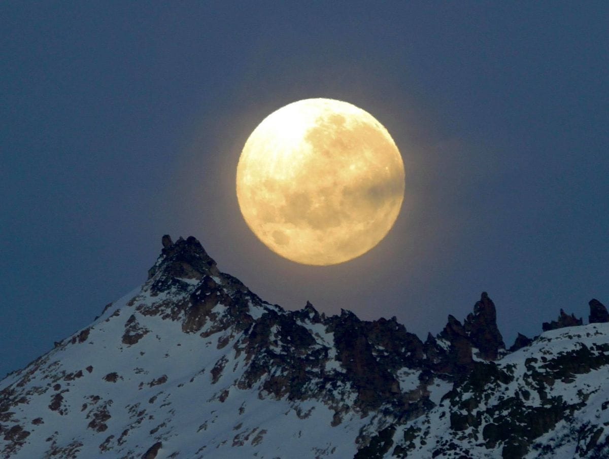 Luna llena en Aries: fuego, claridad y liberación