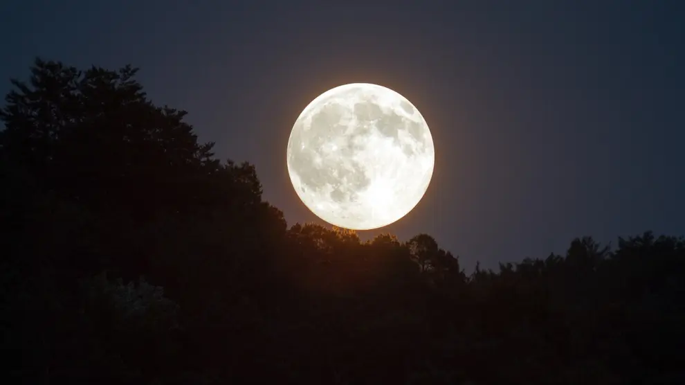 Luna llena en Aries: fuego, claridad y liberación