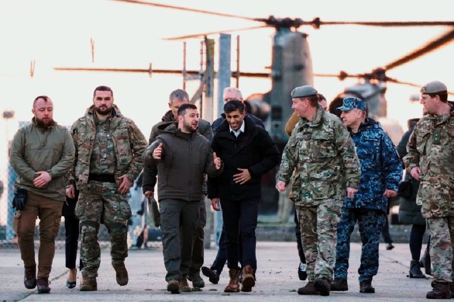 Zelenski en Francia, pide más armamento a sus aliados.