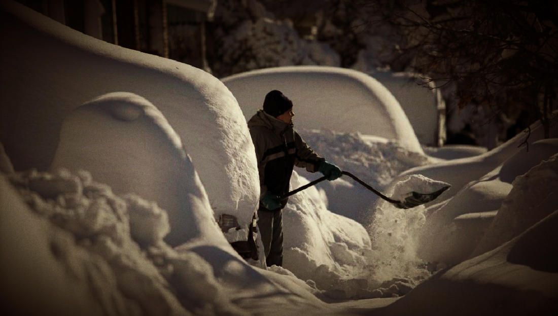 Familias atrapadas por la nieve en San Bernardino, California.