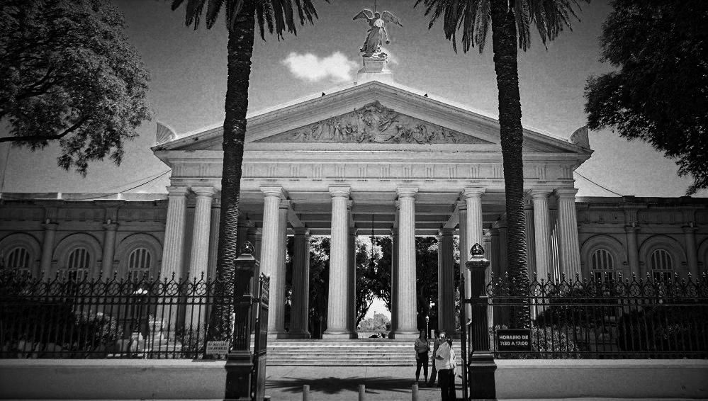 Cementerio de La Chacarita: "profanación de tumbas y saqueos, el diario vivir".