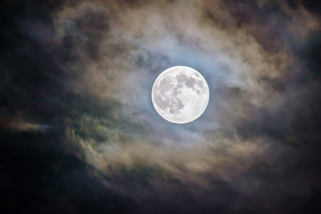 Luna Llena en Sagitario: Iluminar el Camino de la Verdad