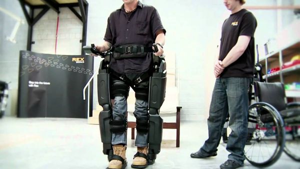 Exoesqueleto robótico ayuda a usuarios de sillas de rueda a caminar por primera vez