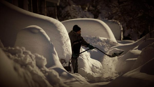 Familias atrapadas por la nieve en San Bernardino, California.