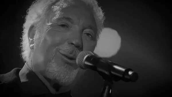 A sus 83 años, Tom Jones, aún sigue de gira.