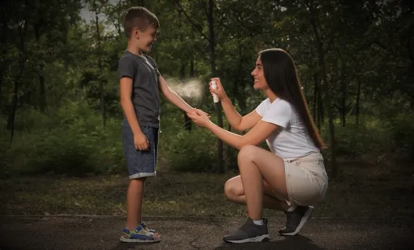 Repelente de mosquitos que también protege del sol.