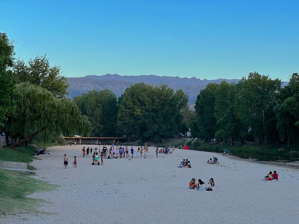 Playa del centro de Mina Clavero, tomada desde el puente de la calle San Martín al atardecer