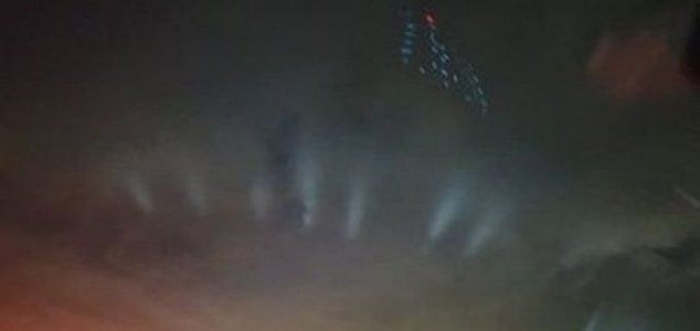 Luces misteriosas capturadas por una cámara sobre una autopista en el Reino Unido