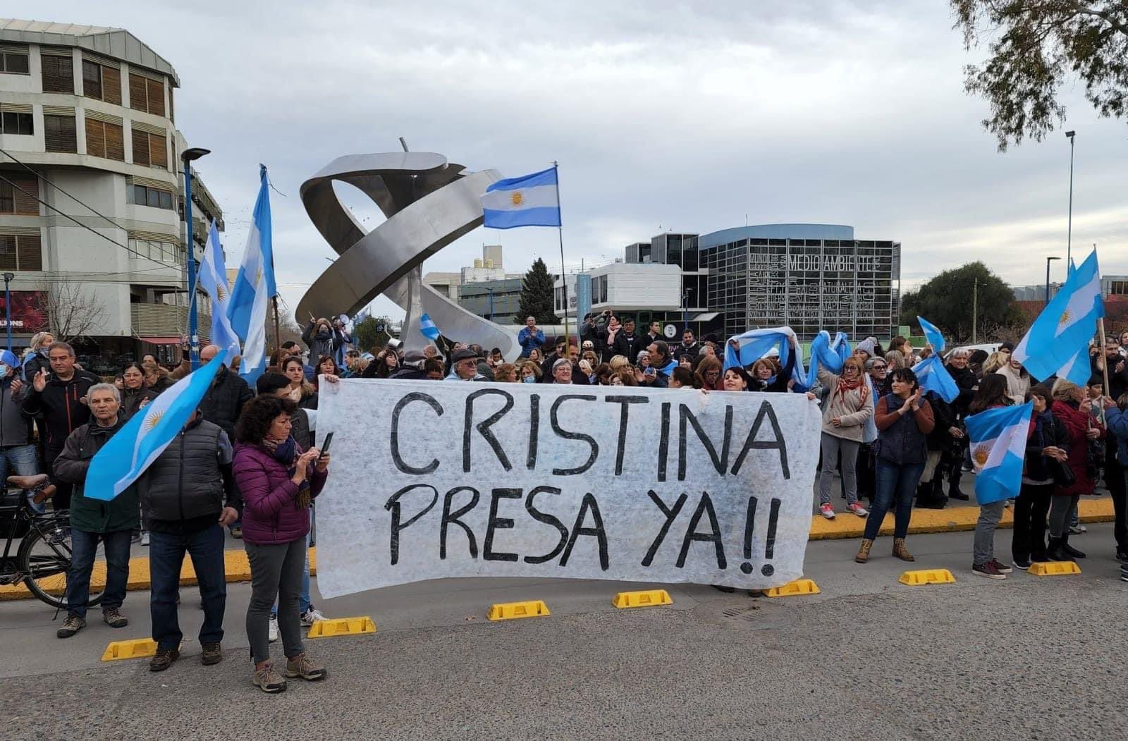 Foto de portada por @matiasfloresss en Twitter #9JArgentinazo en General Roca, Neuquén