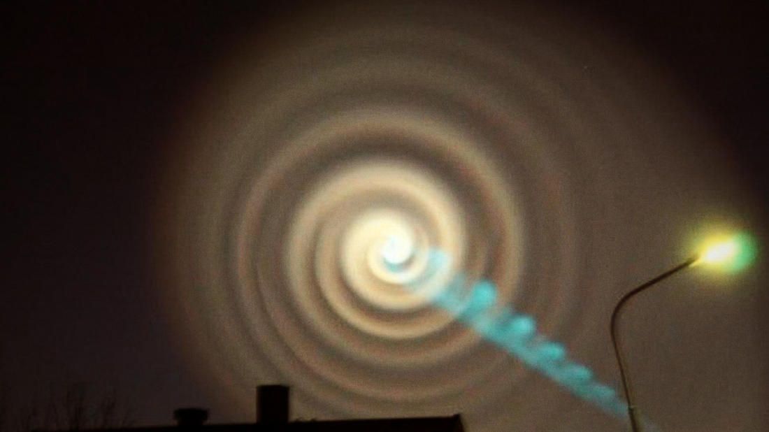 Extraña formación en espiral en el cielo de Hawái.